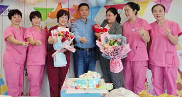 四面锦旗，三页感谢信，两行热泪，一束鲜花，“听我说谢谢你……”