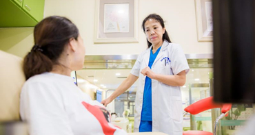 女人什么年龄闭经呢？